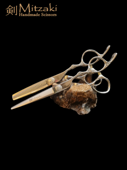 Scherenset, FUSHIGI 600 (6,0 Zoll), Ergo-Form, fester Fingerhaken, Griffstücke kunstvoll geschmiedet, mit verzierter Einstellschraube im Retrolook, inclusive Etui und Zubehör